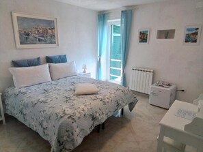Laptop workspace, free WiFi - ANITA B&B  (Uscio)