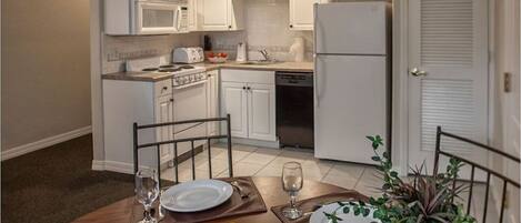 Kühlschrank, Mikrowelle, Herdplatte, Geschirrspüler