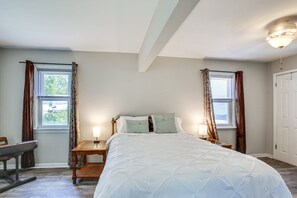 2 bedrooms, desk, iron/ironing board, WiFi - 2BR Retreat with Fire Pit Close To Downtown STL (Saint Ann)