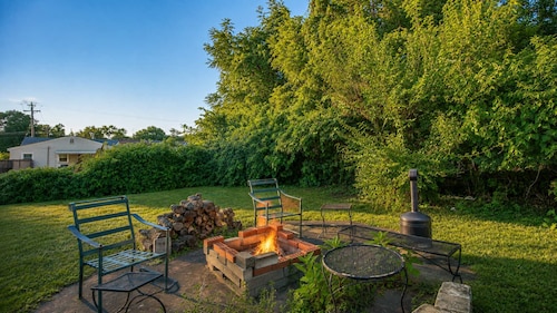 2BR Retreat with Fire Pit Close To Downtown STL