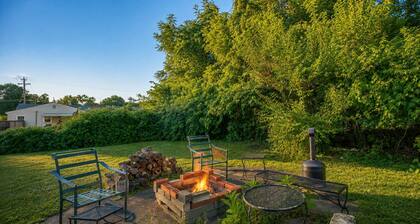 2BR Retreat with Fire Pit Close To Downtown STL