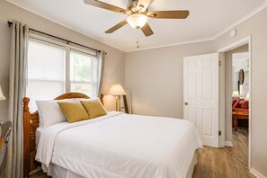 2 bedrooms, iron/ironing board, WiFi, bed sheets - 2BR Retreat with Fire Pit Close To Downtown STL (Saint Ann)