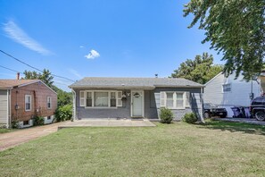 Exterior - 2BR Retreat with Fire Pit Close To Downtown STL (Saint Ann)