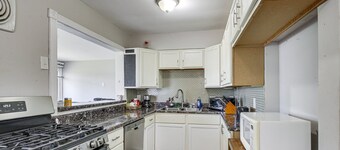 2BR Retreat with Fire Pit Close To Downtown STL