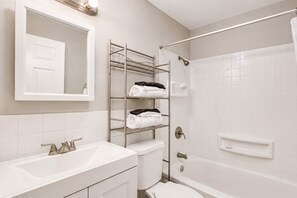 Shower, hair dryer, towels, shampoo - 2BR Retreat with Fire Pit Close To Downtown STL (Saint Ann)