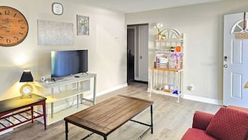 Smart TV, libros y oficina