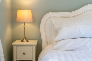 2 bedrooms, iron/ironing board, internet