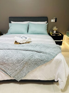 Tabla de planchar con plancha, wifi y ropa de cama