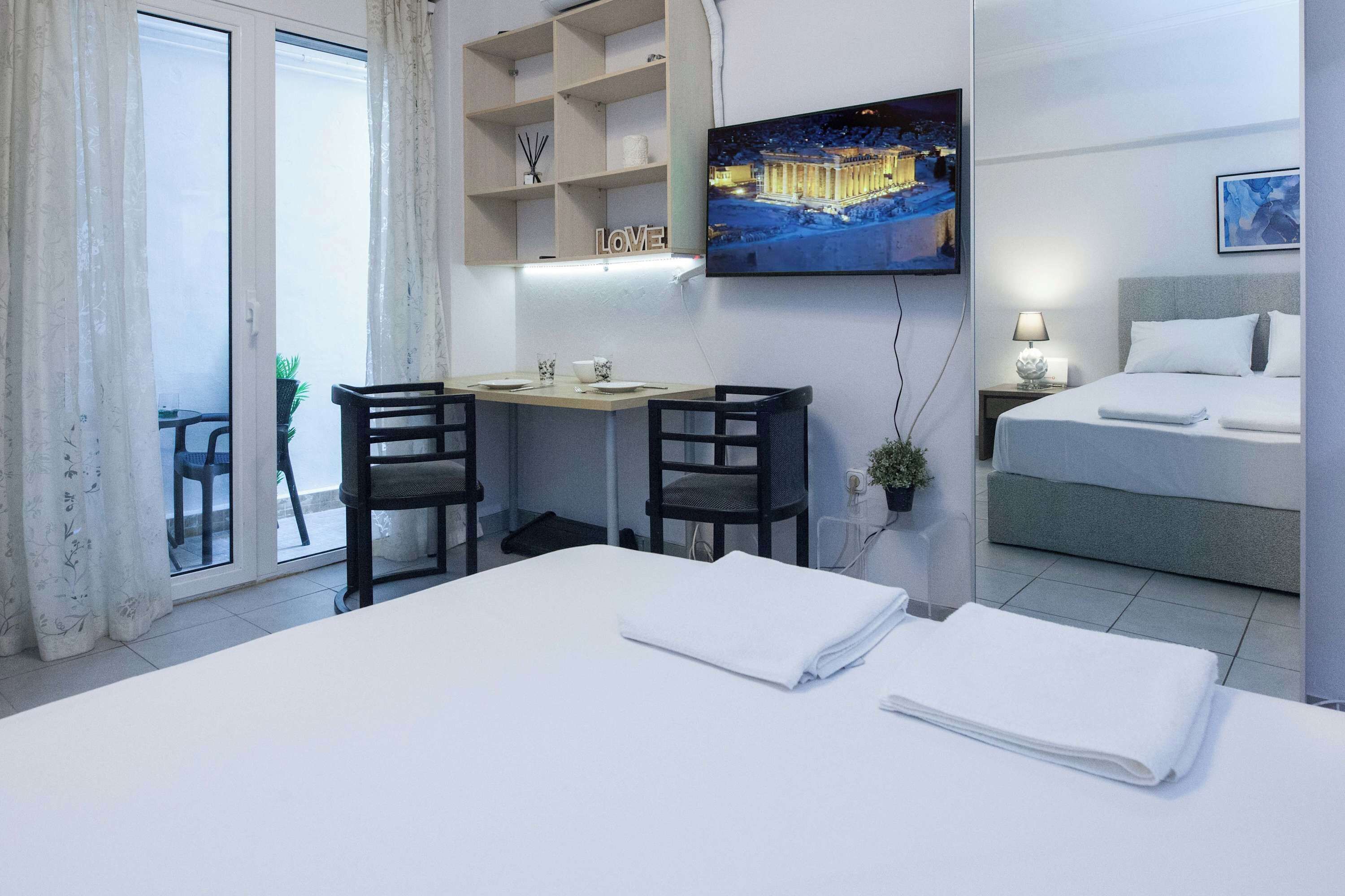 Desk, iron/ironing board, WiFi, bed sheets