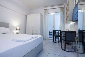 Escritorio, tabla de planchar con plancha, wifi y ropa de cama