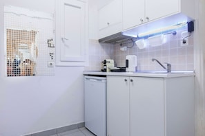 Fridge, oven, stovetop, coffee/tea maker