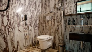Deluxe Double Room, Balcony, City View | Bathroom