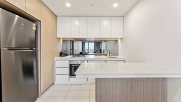 ثلاجة، ميكروويف، فرن، موقد طهي مسطح