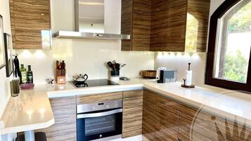 Een koelkast, een magnetron, een oven, een kookplaat