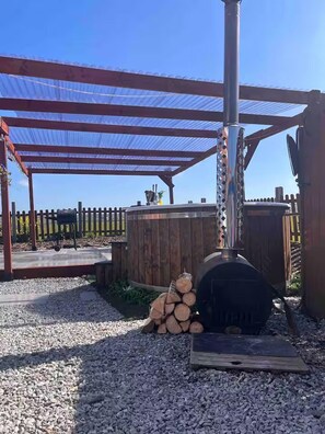 Terrace/patio - Ballinadee Bus - Boutique Bus Accommodation (Ballinadee)