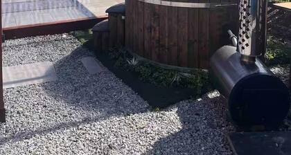 Ballinadee Bus - Boutique Bus Accommodation