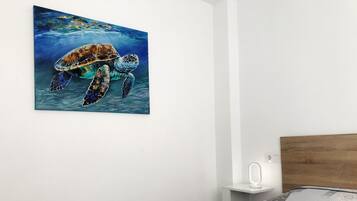 3 slaapkamers, een strijkplank/strijkijzer, reisbedje, gratis wifi