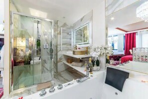 Hair dryer, towels, toilet paper - Le Rubis - Romantic Love Room (Juvisy-sur-Orge)