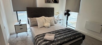 Stylish 2-Bed Apartment by Manchester City Centre