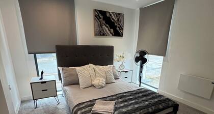 Stylish 2-Bed Apartment by Manchester City Centre