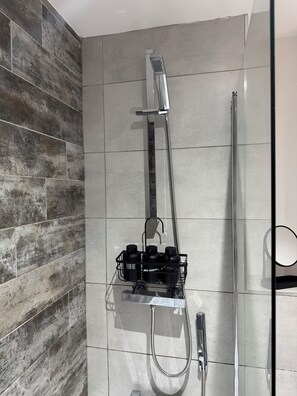 Haartrockner, Handtücher, Toilettenpapier