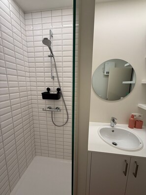 Shower, free toiletries, hair dryer, towels - Casa Congé • Colorful Stay + Free Wine Bottle (Mechelen)