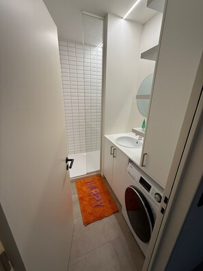 Dusche, kostenlose Toilettenartikel, Haartrockner, Handtücher