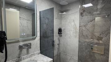 Artículos de tocador gratuitos, pantuflas, jabón, shampoo