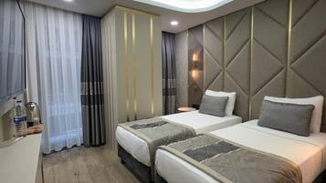 Habitación estándar doble, vistas a la ciudad | Caja fuerte, tabla de planchar con plancha, wifi gratis