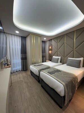 Quarto casal standard, vista para a cidade | Cofres nos quartos, ferros/tábuas de passar roupa, Wi-Fi de cortesia