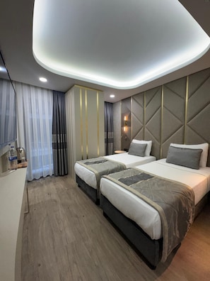 Quarto casal standard, vista para a cidade | Cofres nos quartos, ferros/tábuas de passar roupa, Wi-Fi de cortesia