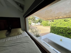 Iron/ironing board, Internet, bed sheets