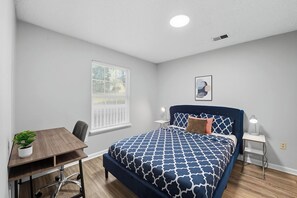 Escritorio, tabla de planchar con plancha, cuna de viaje y wifi gratis 