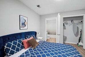 Escritorio, tabla de planchar con plancha, cuna de viaje y wifi gratis 