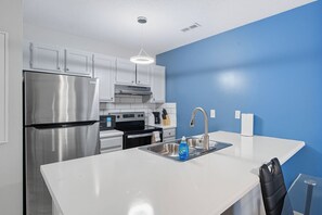 Frigorifero, microonde, forno, piano cottura