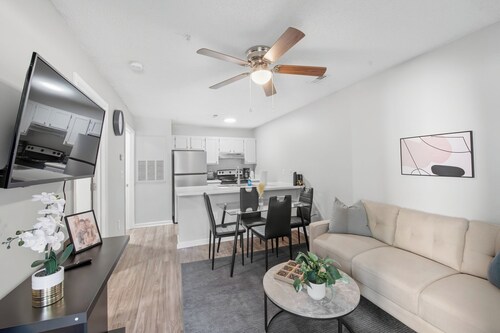 Fayetteville Bright & Chic Suite I Onsite Parking