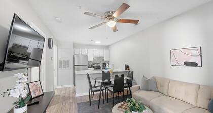 Fayetteville Bright & Chic Suite I Onsite Parking