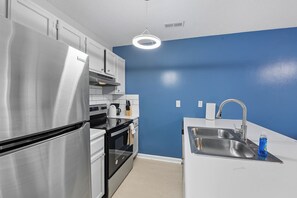 ثلاجة، ميكروويف، فرن، موقد طهي مسطح