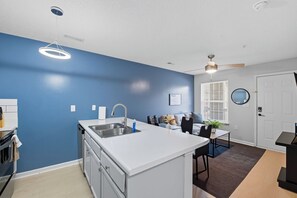Fridge, microwave, oven, stovetop - Fayetteville Bright & Chic Suite I Onsite Parking (Fayetteville)