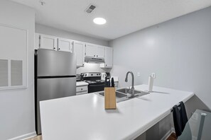 Kylskåp, mikrovågsugn, ugn och spishäll