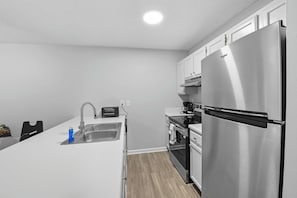 Fridge, microwave, oven, stovetop - Cozy Contemporary Stay I Pool & Gym I Free Parking (Fayetteville)