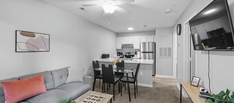 Cozy Contemporary Stay I Pool & Gym I Free Parking