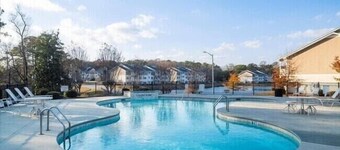 Cozy Contemporary Stay I Pool & Gym I Free Parking