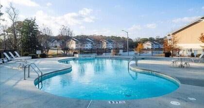 Cozy Contemporary Stay I Pool & Gym I Free Parking