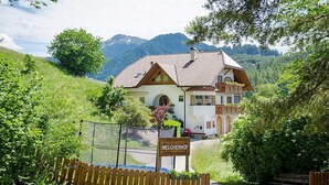 Une maison avec une enseigne portant l’inscription « MELCHERHOF » devant l’entrée.