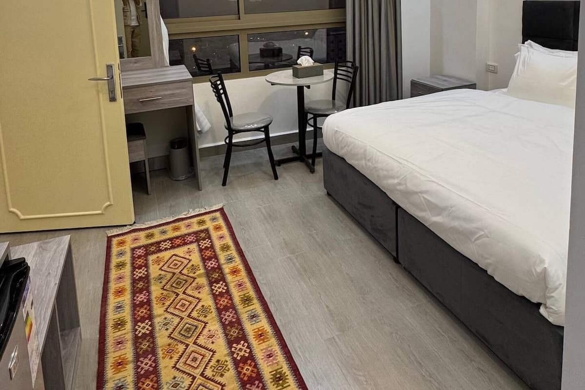 Suite, City View | Desk, free WiFi