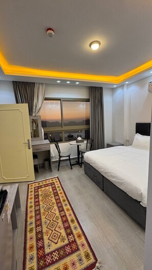 Suite, City View | Desk, free WiFi