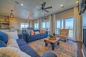 Smart TV - 2 Homes, Sleeps 22 | Steps to the Beach, Private Pool, Fire Pit, Balcony Views (Port Aransas)