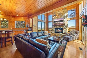 Smart TV, fireplace, books, stereo - Sleeps 12 • Stunning Mountain Views • Fire Pit • Arcade • 5 Acres • Large Decks (Morganton)
