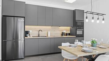 ثلاجة، ميكروويف، فرن، موقد طهي مسطح